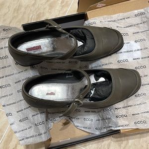 New  Ecco leather shoes (dark olive color, size 7.5)